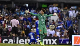 Guillermo Ochoa en reclamo ante Cruz Azul