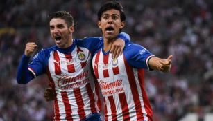 Brizuela y Macías celebrando una anotación con Chivas