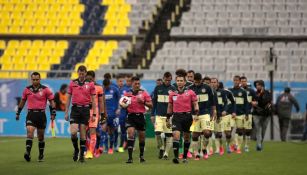 Jugadores de América y Cruz Azul entran al campo del Azteca