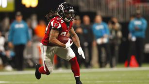 Devonta Freeman se escapa con el ovoide 