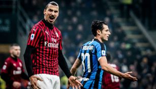 Zlatan Ibrahimovic durante un duelo con el Milan