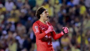 Guillermo Ochoa celebra un triunfo del América 