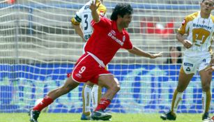 José Saturnino Cardozo celebrando un gol con Toluca