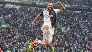 Gonzalo Higuaín celebra una anotación con Juventus