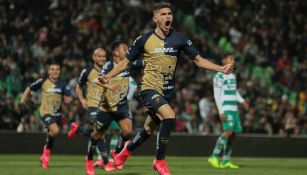 Johan Vásquez celebra anotación con Pumas