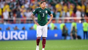 Carlos Salcedo jugando con la Selección Mexicana