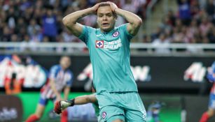 Jonathan Rodríguez en lamento durante un partido con Cruz Azul