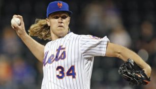 Syndergaard lanza la bola en un juego de los Mets