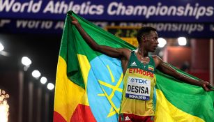 El etíope Desisa muestra su bandera tras ganar el Maratón en 2019