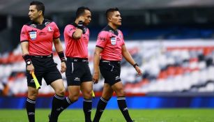 Tripleta arbitral en el Estadio Azteca