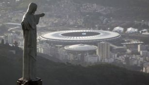 Cristo Redentor y el Maracaná de fondo