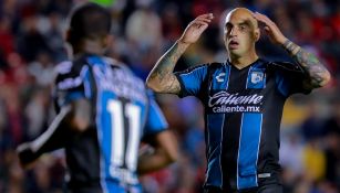 Ariel Nahuelpán se lamenta en un partido con Querétaro