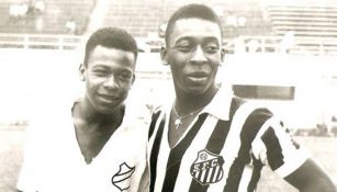 Zoca y Pelé posan con la camiseta del Santos 