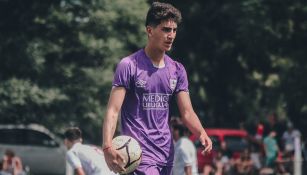 Diego Abreu, durante un duelo con el Defensor Sporting