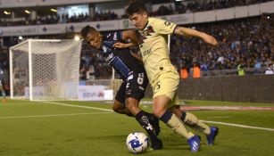 Jonathan Perlaza y Santiago Cáseres luchan por el balón