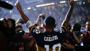 Carlos Tevez en festejo con la afición de Boca Juniors