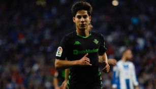 Diego Lainez, en un duelo con el Betis 