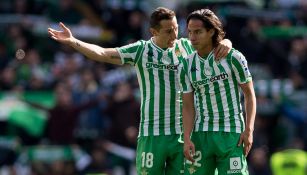 Andrés Guardado y Diego Lainez durante un duelo con Betis