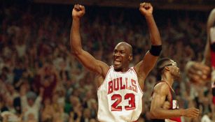 Michael Jordan celebra una victoria de los Bulls