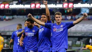 Jugadores de La Máquina celebran un gol 