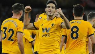 Raúl Jiménez celebra una anotación con Wolves