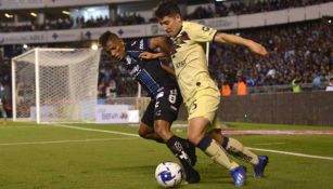 Jonathan Perlaza y Santiago Cáseres luchan por el balón 