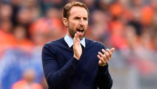 Southgate aplaude en un juego de la Selección de Inglaterra