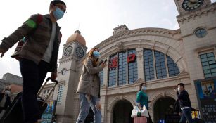 Viajeros caminan frente a la estación ferrviaria de Hankou, Wuhan