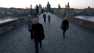 Personas caminan con protección por las calles de Praga