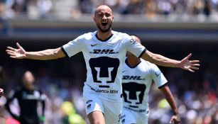 Carlos González festeja un gol con Pumas 