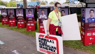 Una mujer retira carteles del GP de Australia
