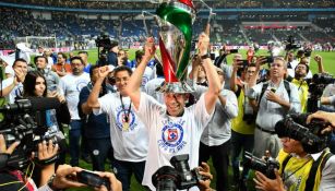 Pedro Caixinha celebrando el título con Cruz Azul 