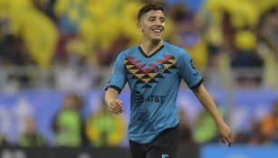 Santiago Cáseres durante un duelo con el América 