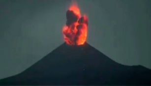  Erupción del volcán  Anak Krakatau