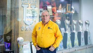 Roberto Gadea observa los trofeos de Tigres