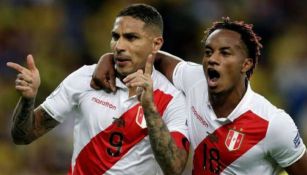 Guerrero y Carrillo celebrando una anotación con Perú