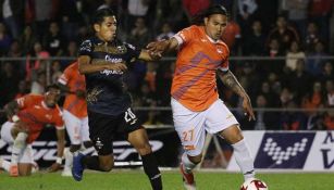 Gullit Peña conduce la redonda en su debut con Correcaminos 