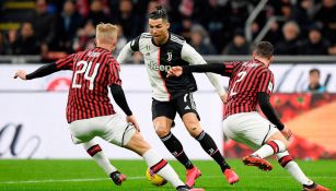 Cristiano, de la Juve, encara a dos jugadores del Milan