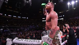 Canelo festeja una victoria en el ring