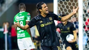 Carlos Vela durante un partido con LAFC