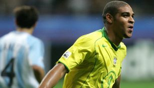 Adriano festeja una anotación con Brasil