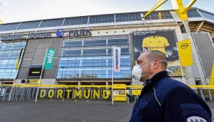 Oficial en las afueras del Signal Iduna Park