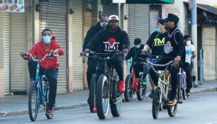 Mayweather en bicicleta con su equipo en Los Ángeles