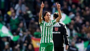 Diego Lainez durante un duelo con el Betis 