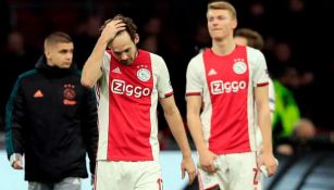 Jugadores del Ajax se lamentan tras un juego