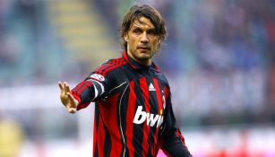 Paolo Maldini en un partido con el Milan