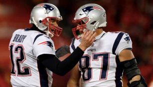 Brady felicita a Gronk tras concretar una jugada