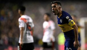 Carlos Tevez en acción con Boca Juniors