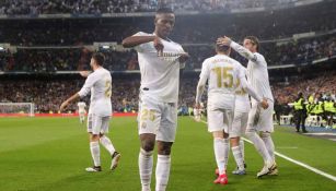 Jugadores del Real Madrid festejan un gol 