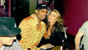 Carmen Electra y Dennis en una reunión